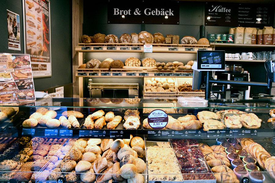Theke mit Brot, Gebäck und Backwaren im Markt.